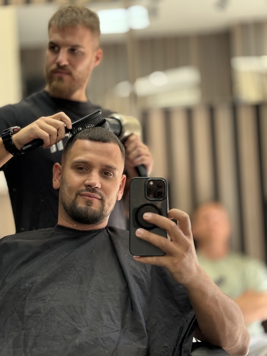 CUT N SHAVE BARBERSHOP - foto 3